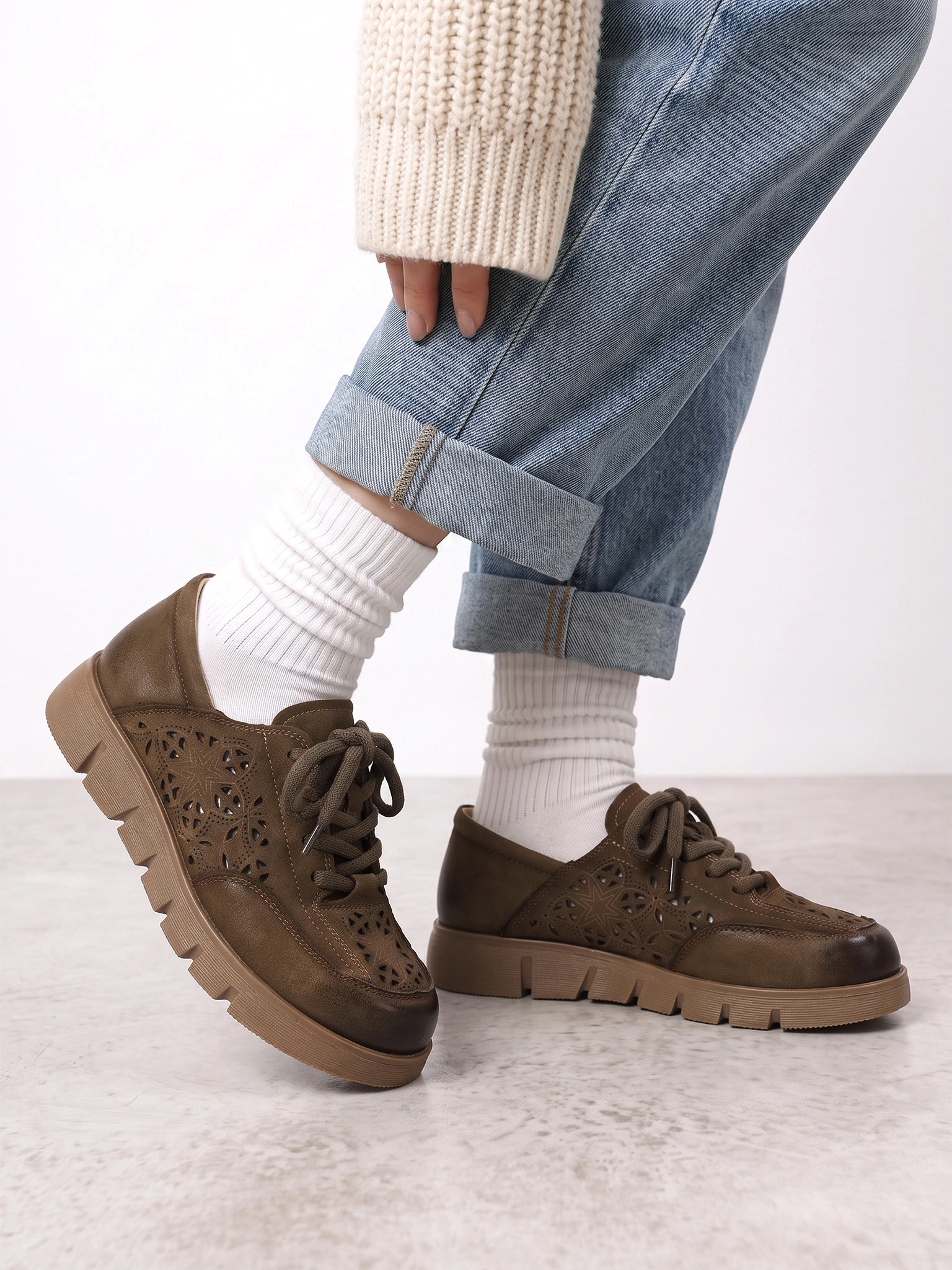 Туфли закрытые с перфорацией, на шнуровке